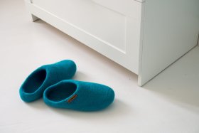 <p>Tradycyjne obuwie domowe z Nepalu. Wykonane ręcznie z jednego z najstarszych wyrobów włókienniczych - filcu. Używany do ich produkcji filc powstaje w 100% z czystej, owczej wełny.</p> Paputy Morskie z podeszwą - papcie wełniane - Feltiness