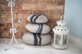 Pufa wełniana ozdobna Kamień Biały duży L - Feltiness