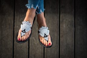 Klapki skórzane w stylu boho White Flowers - Feltiness