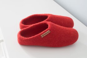 <p>Tradycyjne obuwie domowe z Nepalu. Wykonane ręcznie z jednego z najstarszych wyrobów włókienniczych - filcu. Używany do ich produkcji filc powstaje w 100% z czystej, owczej wełny.</p> Paputy Czerwone - papcie wełniane - Feltiness