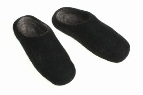 <p>Tradycyjne obuwie domowe z Nepalu. Wykonane ręcznie z jednego z najstarszych wyrobów włókienniczych - filcu. Używany do ich produkcji filc powstaje w 100% z czystej, owczej wełny.</p> Paputy Czarne - kapcie filcowe z wełny - Feltiness