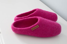 <p>Tradycyjne obuwie domowe z Nepalu. Wykonane ręcznie z jednego z najstarszych wyrobów włókienniczych - filcu. Używany do ich produkcji filc powstaje w 100% z czystej, owczej wełny.</p> Paputy Różowe - kapcie filcowe z wełny - Feltiness