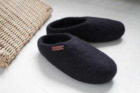 <p>Tradycyjne obuwie domowe z Nepalu. Wykonane ręcznie z jednego z najstarszych wyrobów włókienniczych - filcu. Używany do ich produkcji filc powstaje w 100% z czystej, owczej wełny.</p> Paputy Czarne - kapcie filcowe z wełny - Feltiness