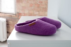 <p>Tradycyjne obuwie domowe z Nepalu. Wykonane ręcznie z jednego z najstarszych wyrobów włókienniczych - filcu. Używany do ich produkcji filc powstaje w 100% z czystej, owczej wełny.</p> Paputy Fioletowe - wełniane bambosze - Feltiness